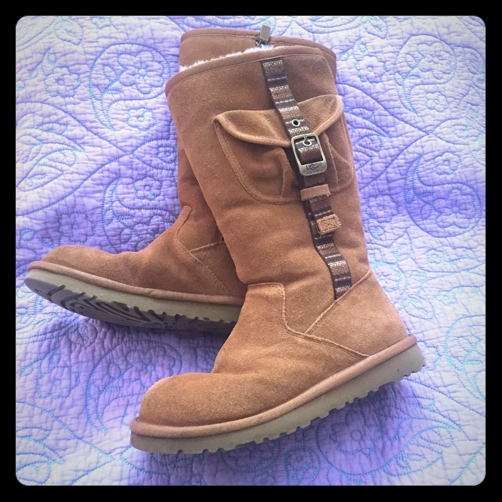 Girls Ugg Retro Cargo boot size 3
